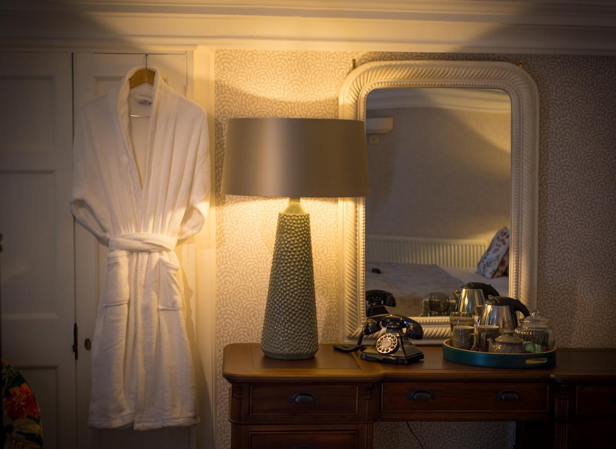 Judge'S Lodging York Exterior foto A bathrobe hanging on a door