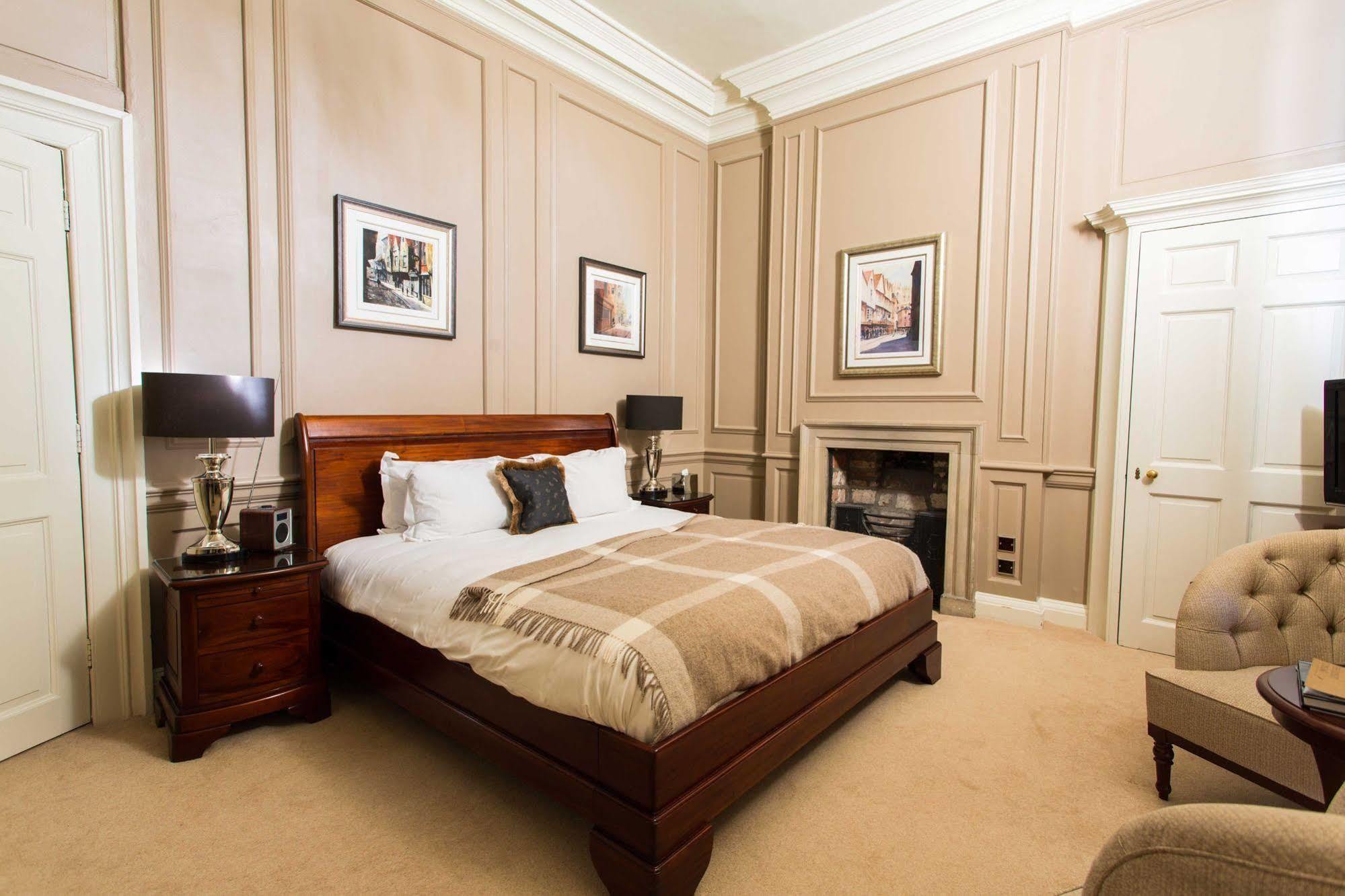 Judge'S Lodging York Exterior foto A bedroom at the hotel