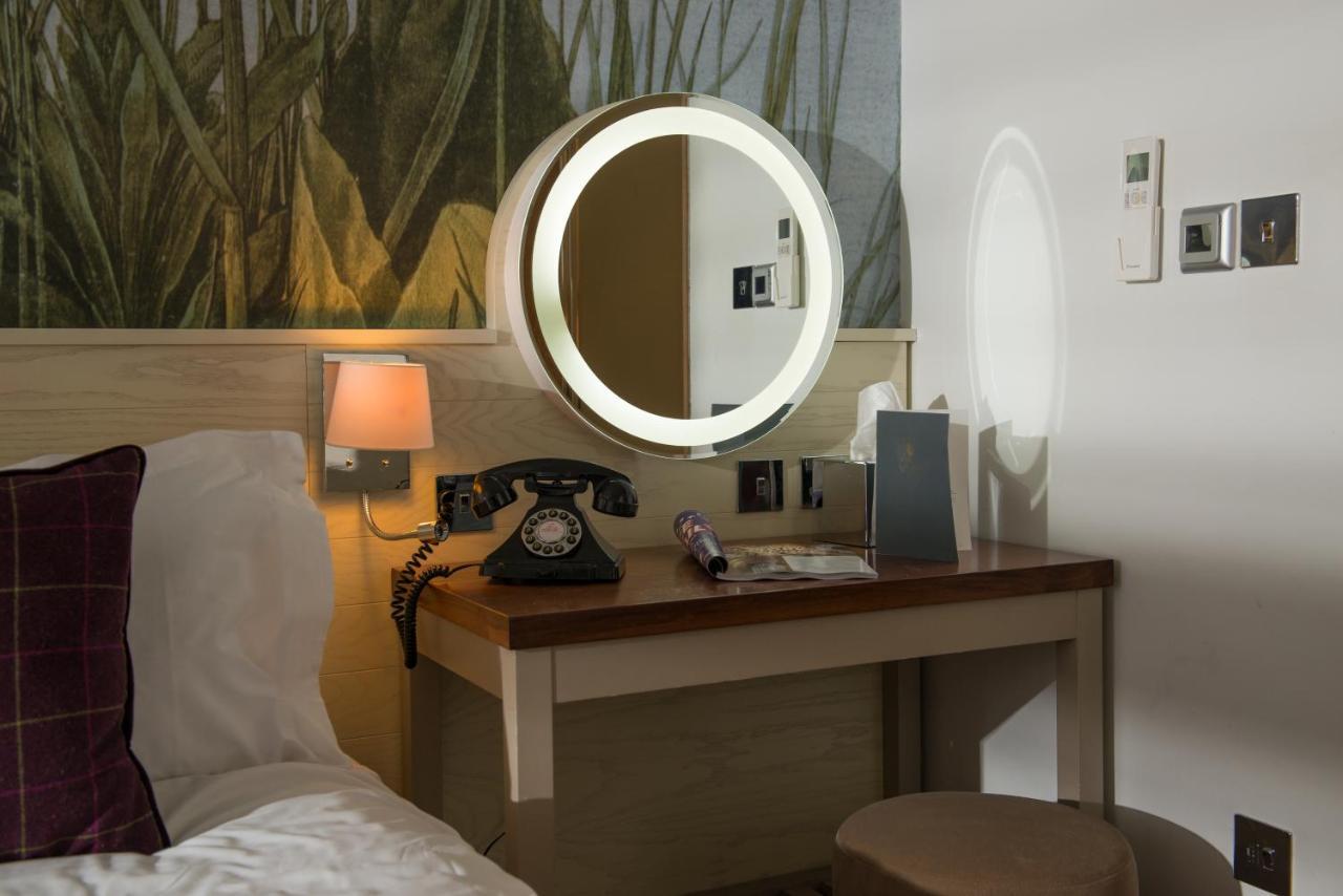 Judge'S Lodging York Exterior foto A circular mirror with a light ring
